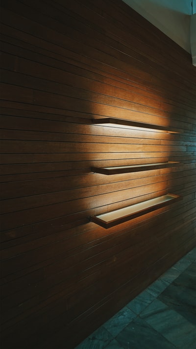 棕色的木质天花板
